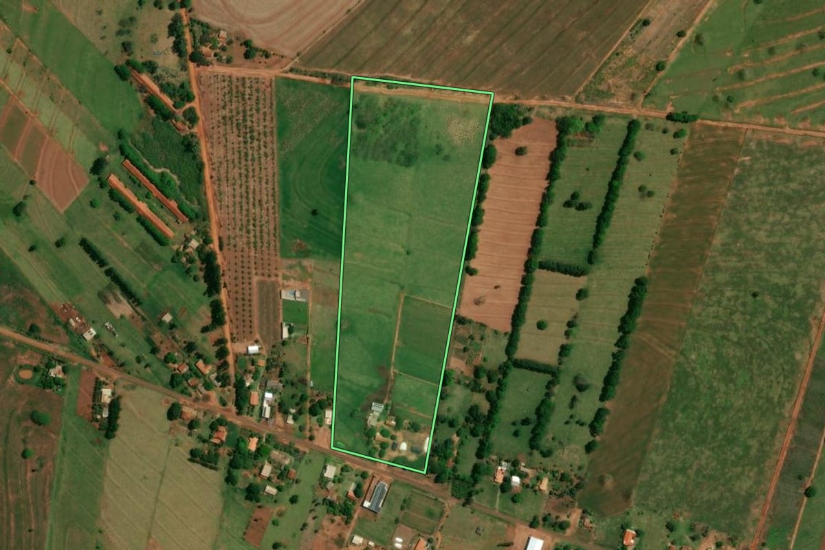 Imagem de satélite do imóvel rural em Altônia (PR), com o contorno declarado no CAR desenhado por cima.