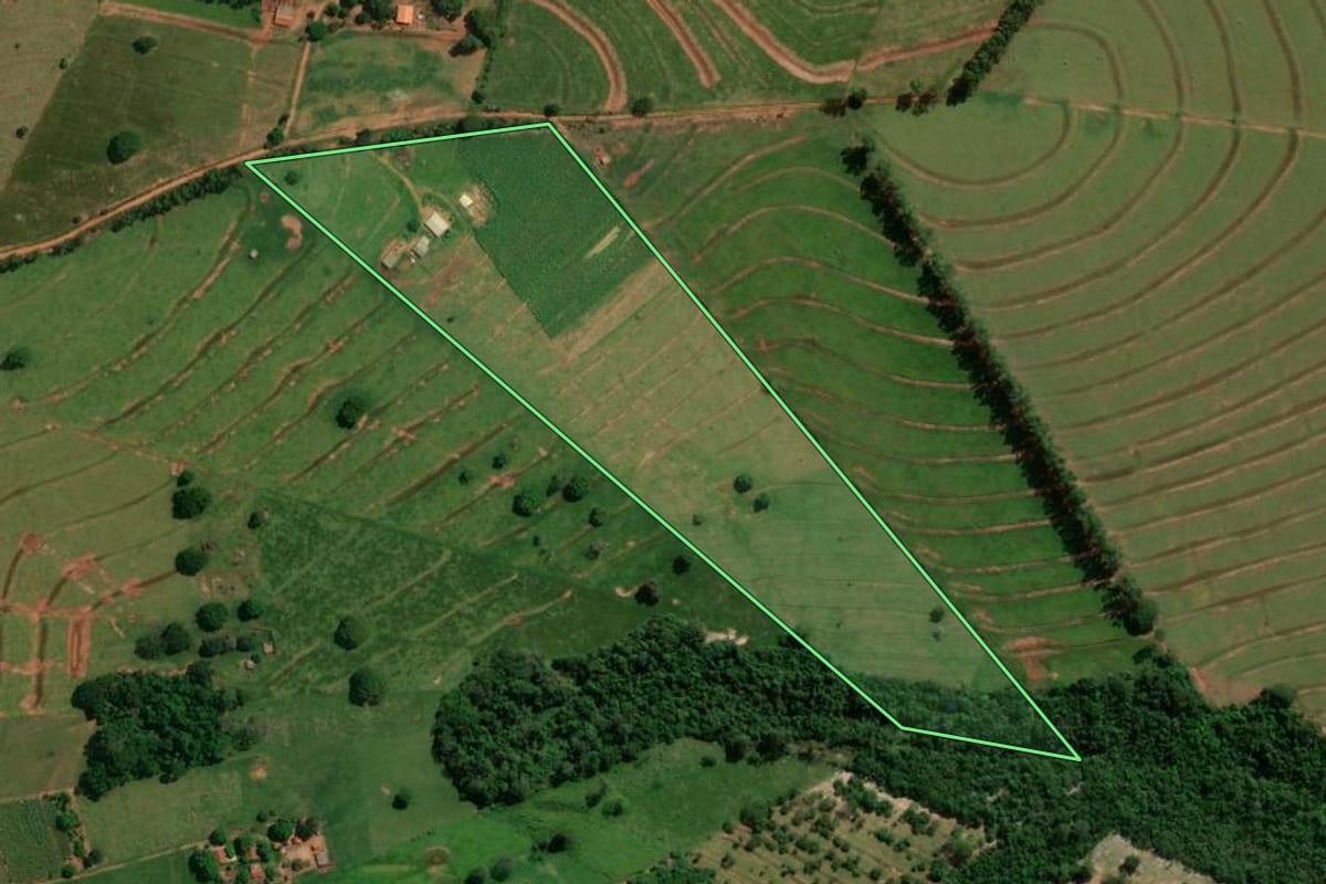 Imagem de satélite do imóvel rural em Altônia (PR), com o contorno declarado no CAR desenhado por cima.