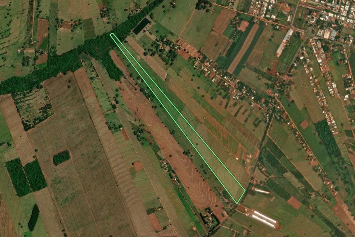 Imagem de satélite do imóvel rural em Altônia (PR), com o contorno declarado no CAR desenhado por cima.