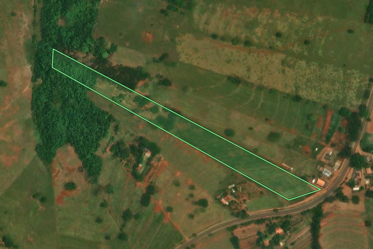 Imagem de satélite do imóvel rural em Altônia (PR), com o contorno declarado no CAR desenhado por cima.