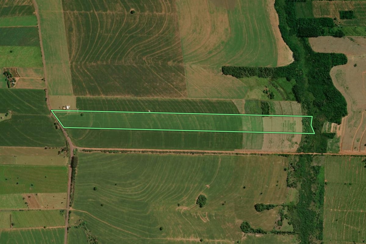 Imagem de satélite do imóvel rural em Altônia (PR), com o contorno declarado no CAR desenhado por cima.