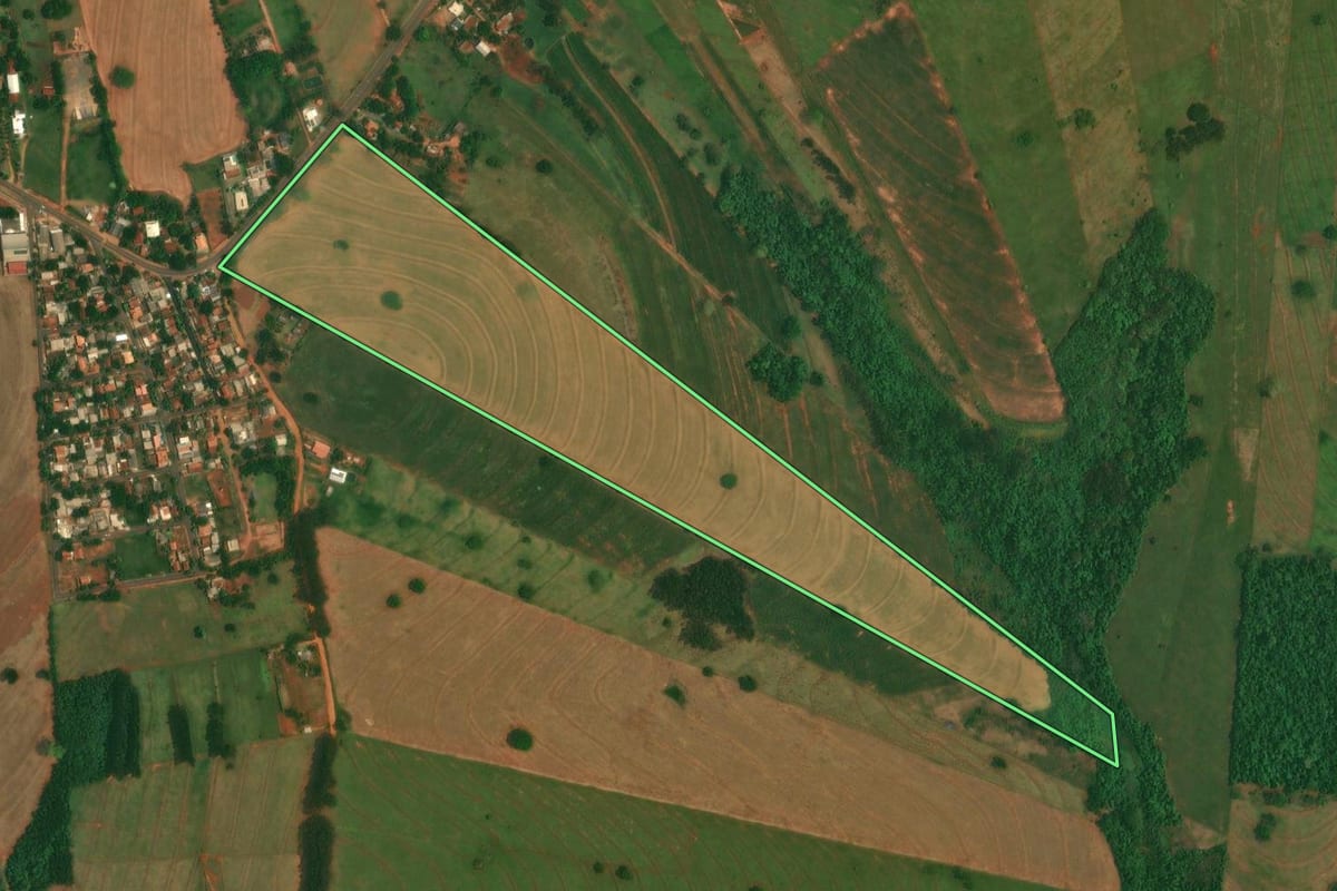 Imagem de satélite do imóvel rural em Altônia (PR), com o contorno declarado no CAR desenhado por cima.