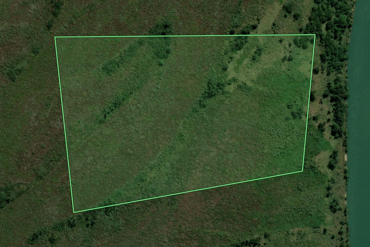 Imagem de satélite do imóvel rural em Altônia (PR), com o contorno declarado no CAR desenhado por cima.