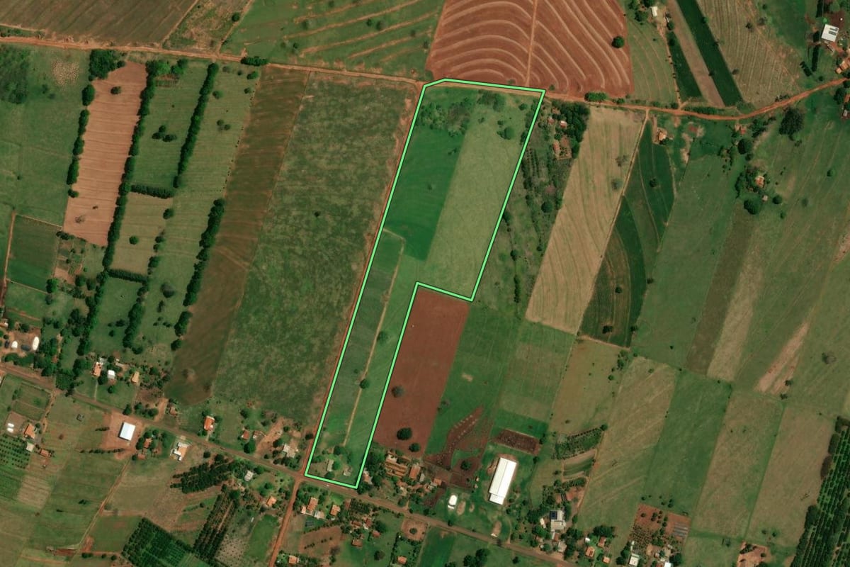 Imagem de satélite do imóvel rural em Altônia (PR), com o contorno declarado no CAR desenhado por cima.