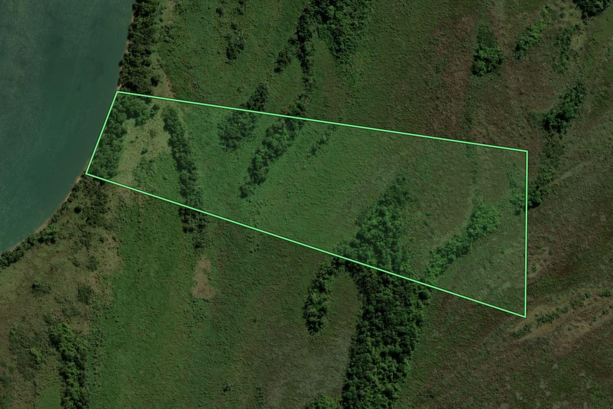 Imagem de satélite do imóvel rural em Altônia (PR), com o contorno declarado no CAR desenhado por cima.