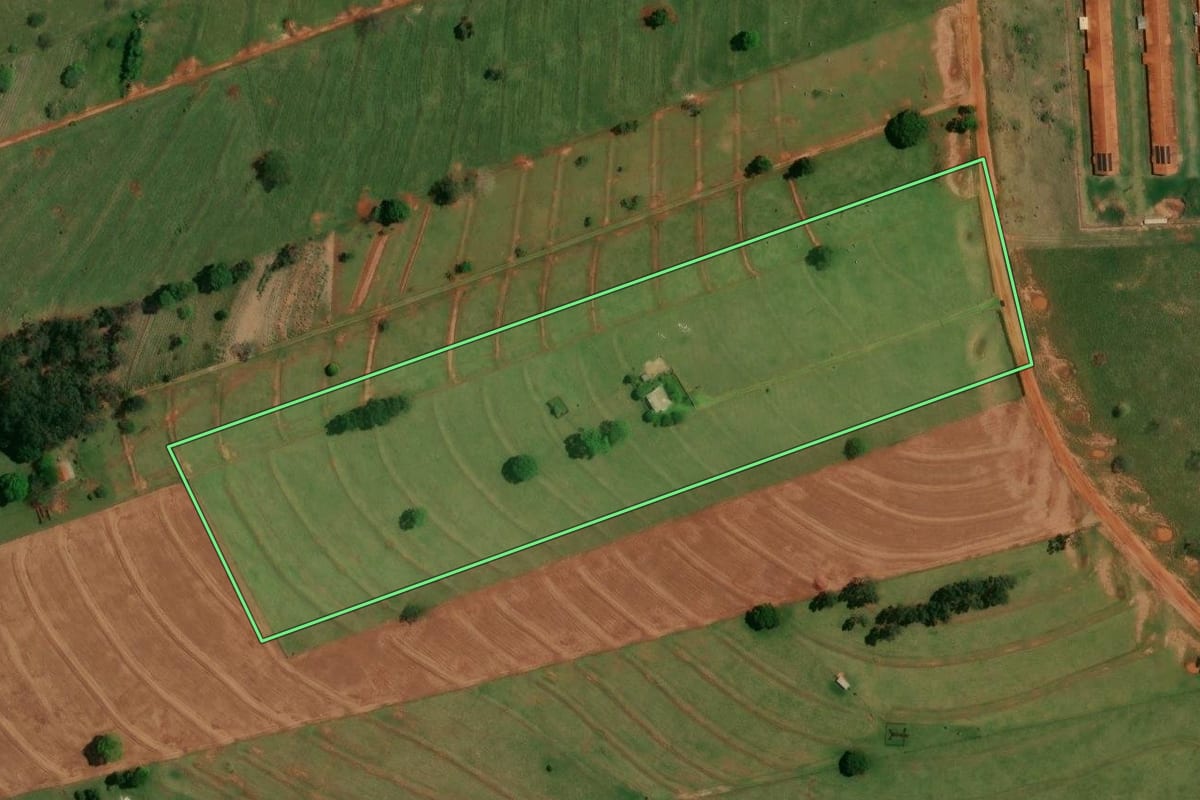Imagem de satélite do imóvel rural em Altônia (PR), com o contorno declarado no CAR desenhado por cima.