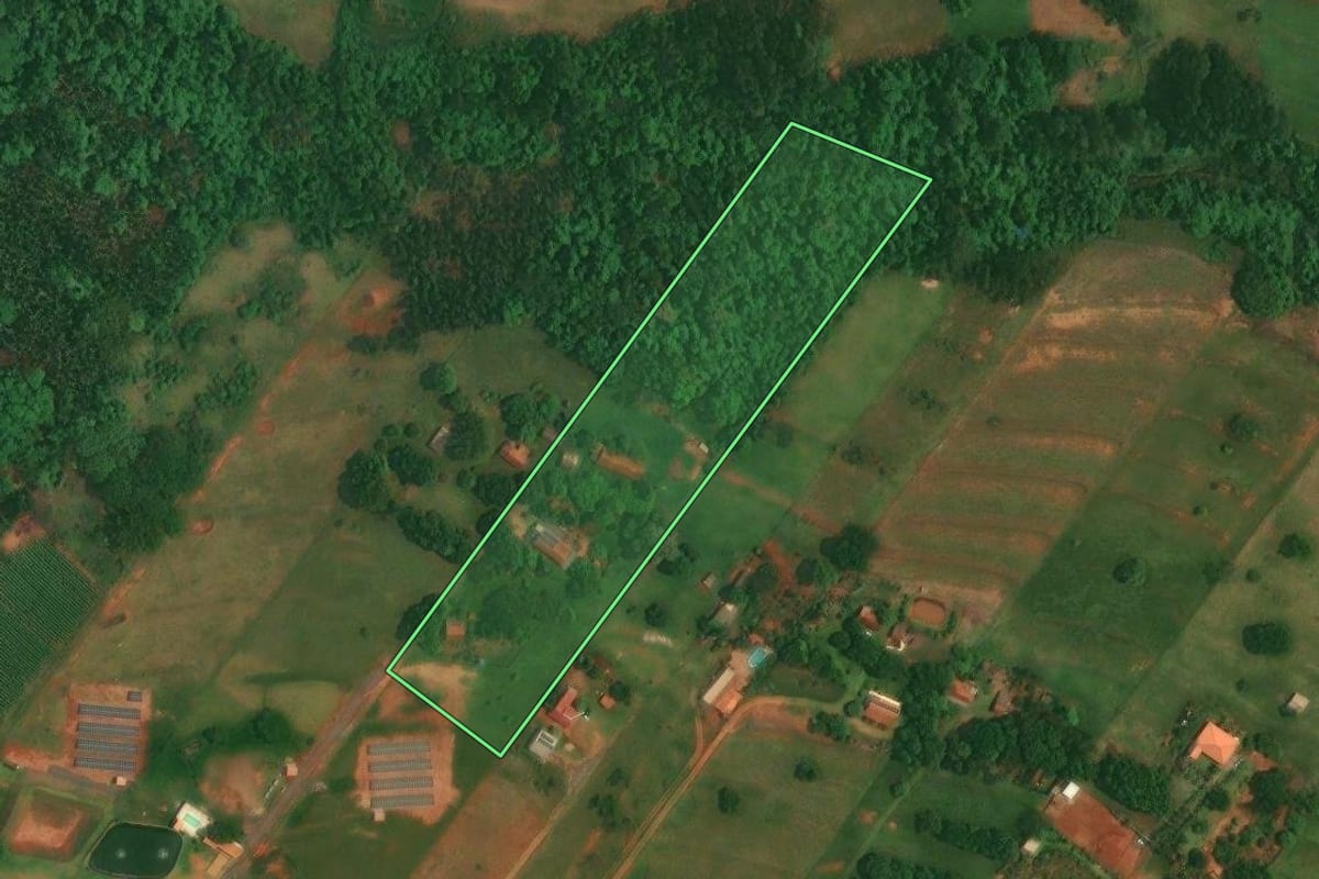 Imagem de satélite do imóvel rural em Altônia (PR), com o contorno declarado no CAR desenhado por cima.