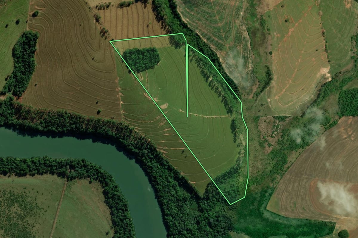 Imagem de satélite do imóvel rural em Altônia (PR), com o contorno declarado no CAR desenhado por cima.