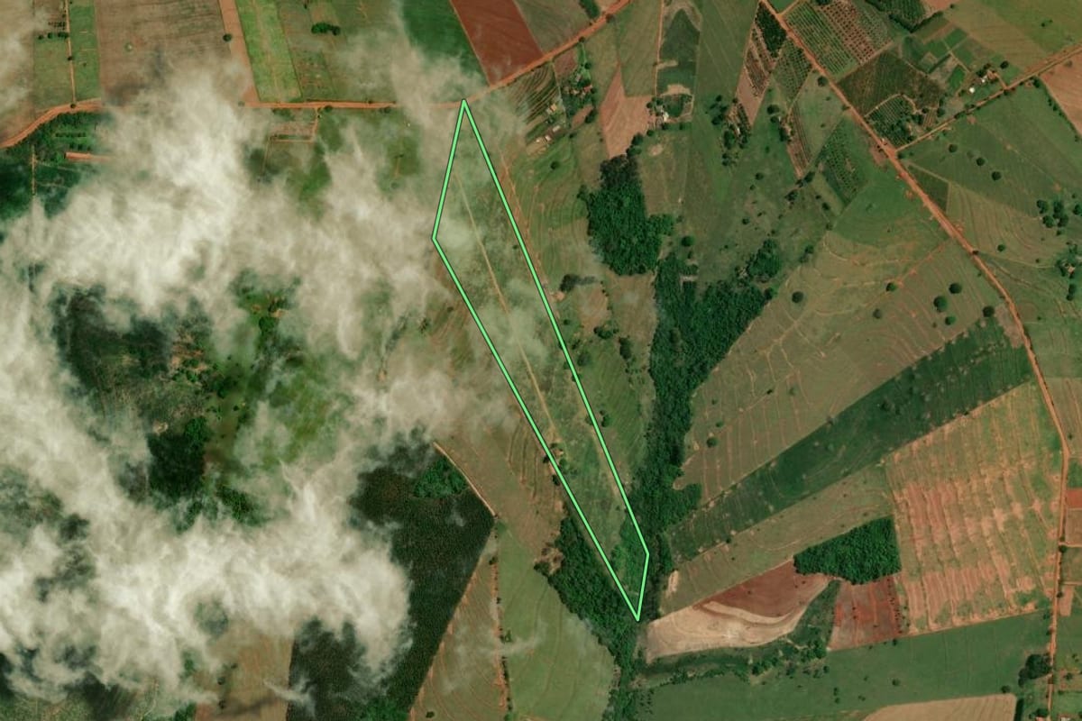 Imagem de satélite do imóvel rural em Altônia (PR), com o contorno declarado no CAR desenhado por cima.