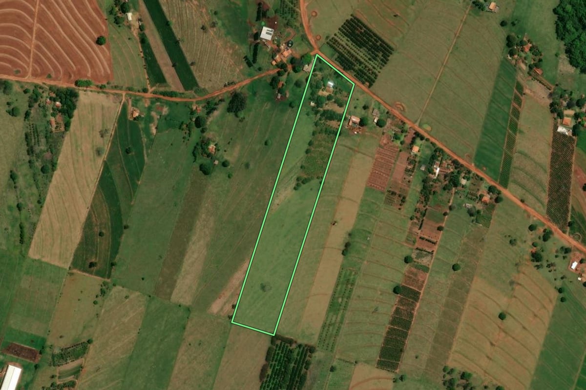 Imagem de satélite do imóvel rural em Altônia (PR), com o contorno declarado no CAR desenhado por cima.