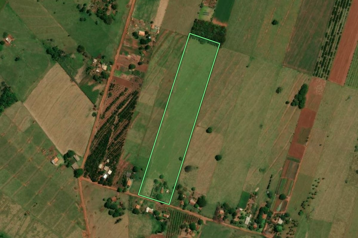 Imagem de satélite do imóvel rural em Altônia (PR), com o contorno declarado no CAR desenhado por cima.