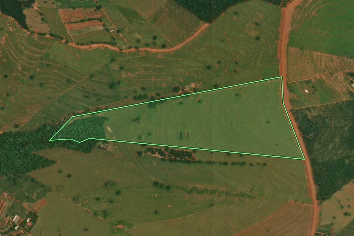 Imagem de satélite do imóvel rural em Altônia (PR), com o contorno declarado no CAR desenhado por cima.