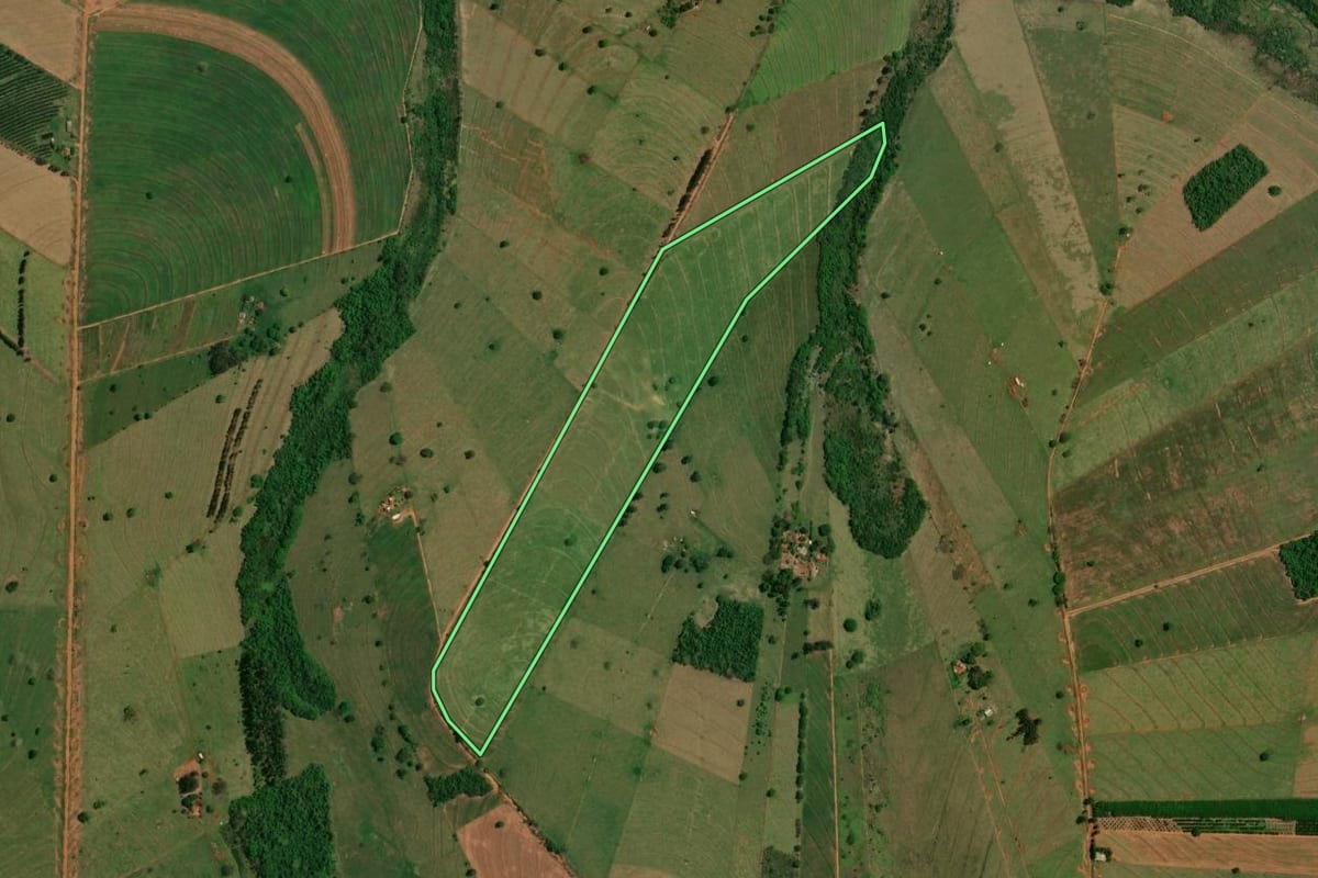 Imagem de satélite do imóvel rural em Altônia (PR), com o contorno declarado no CAR desenhado por cima.