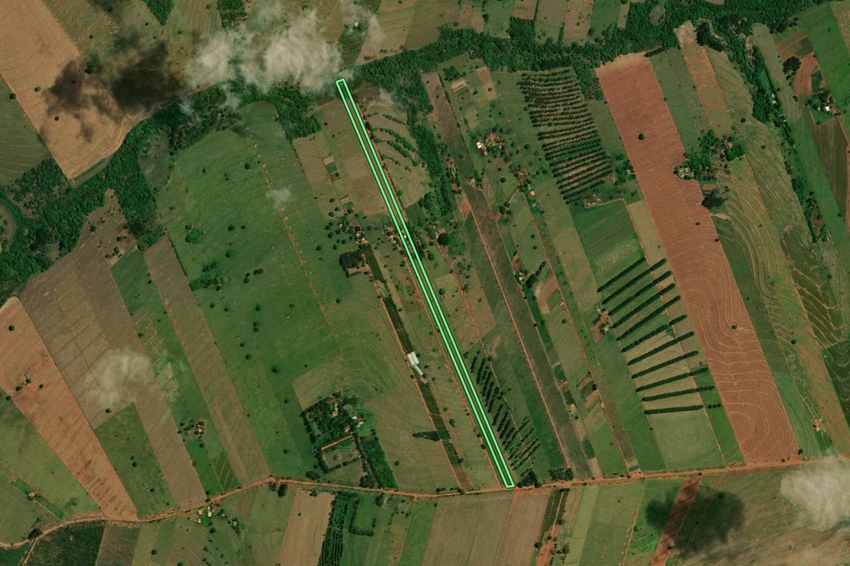 Imagem de satélite do imóvel rural em Altônia (PR), com o contorno declarado no CAR desenhado por cima.