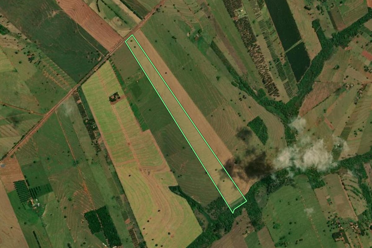 Imagem de satélite do imóvel rural em Altônia (PR), com o contorno declarado no CAR desenhado por cima.
