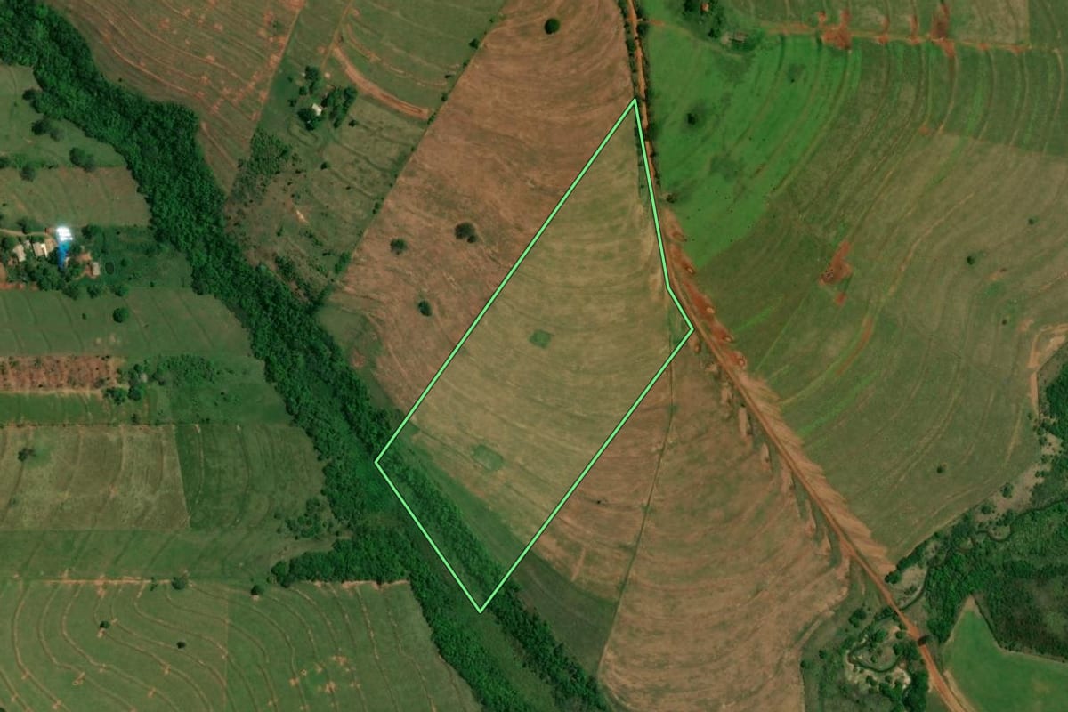 Imagem de satélite do imóvel rural em Altônia (PR), com o contorno declarado no CAR desenhado por cima.