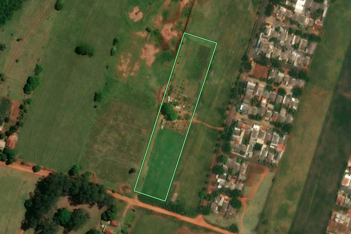 Imagem de satélite do imóvel rural em Altônia (PR), com o contorno declarado no CAR desenhado por cima.