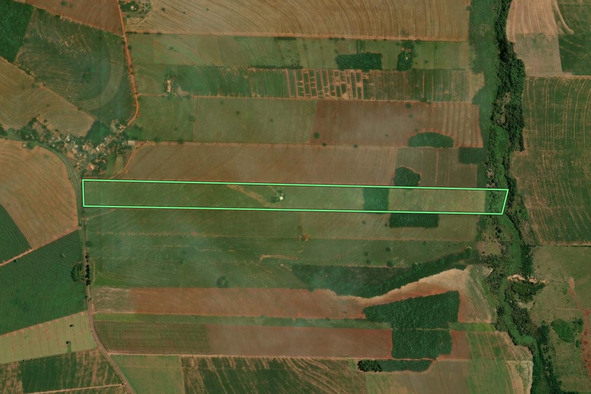Imagem de satélite do imóvel rural em Altônia (PR), com o contorno declarado no CAR desenhado por cima.
