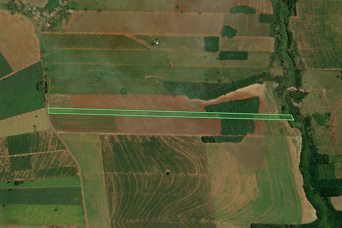 Imagem de satélite do imóvel rural em Altônia (PR), com o contorno declarado no CAR desenhado por cima.