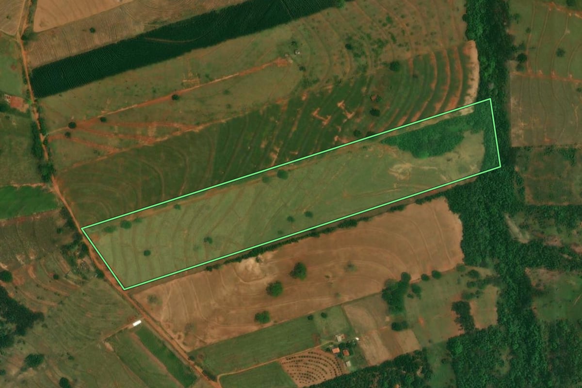 Imagem de satélite do imóvel rural em Altônia (PR), com o contorno declarado no CAR desenhado por cima.