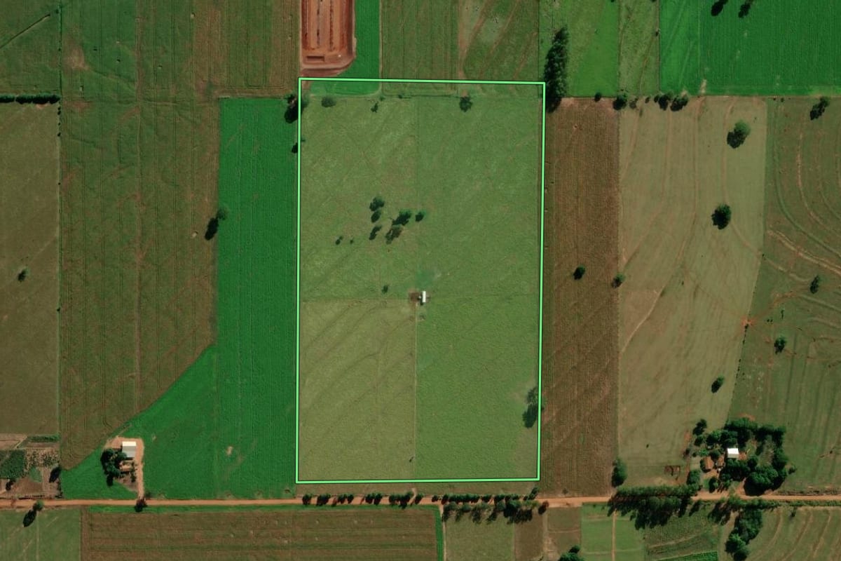 Imagem de satélite do imóvel rural em Altônia (PR), com o contorno declarado no CAR desenhado por cima.