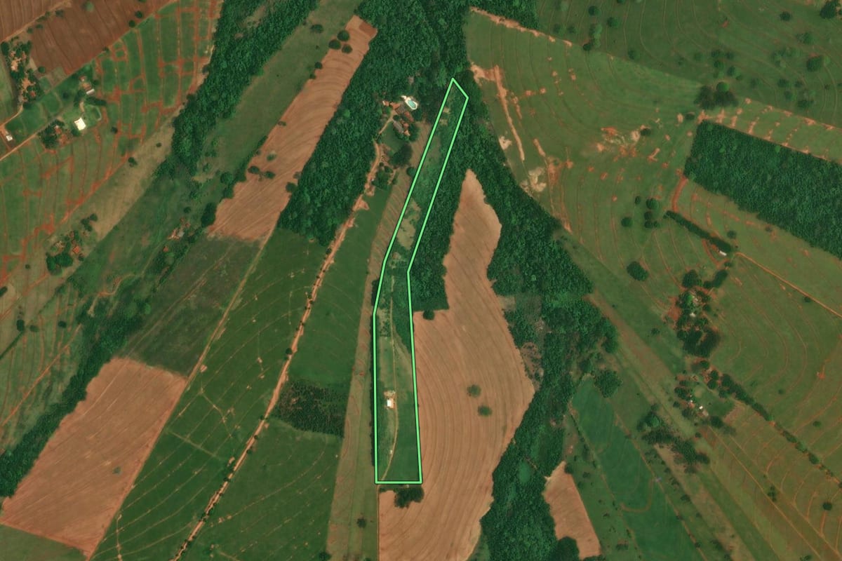 Imagem de satélite do imóvel rural em Altônia (PR), com o contorno declarado no CAR desenhado por cima.