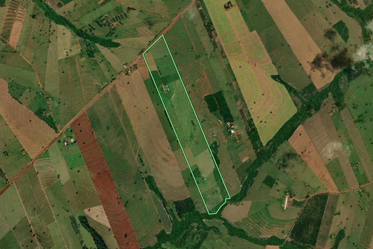 Imagem de satélite do imóvel rural em Altônia (PR), com o contorno declarado no CAR desenhado por cima.