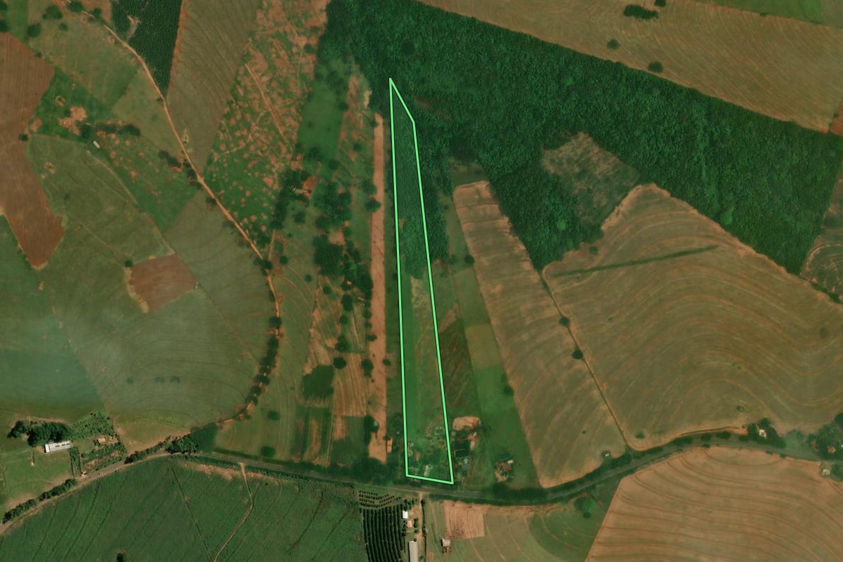 Imagem de satélite do imóvel rural em Altônia (PR), com o contorno declarado no CAR desenhado por cima.