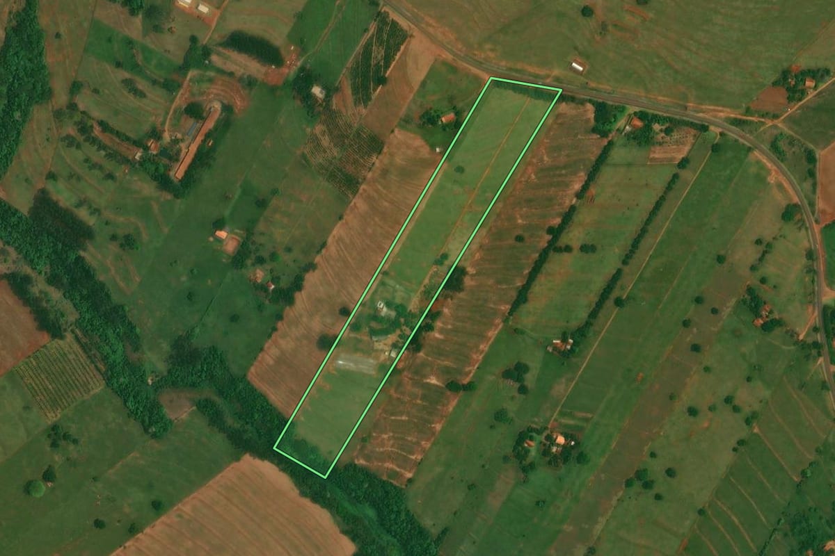 Imagem de satélite do imóvel rural em Altônia (PR), com o contorno declarado no CAR desenhado por cima.