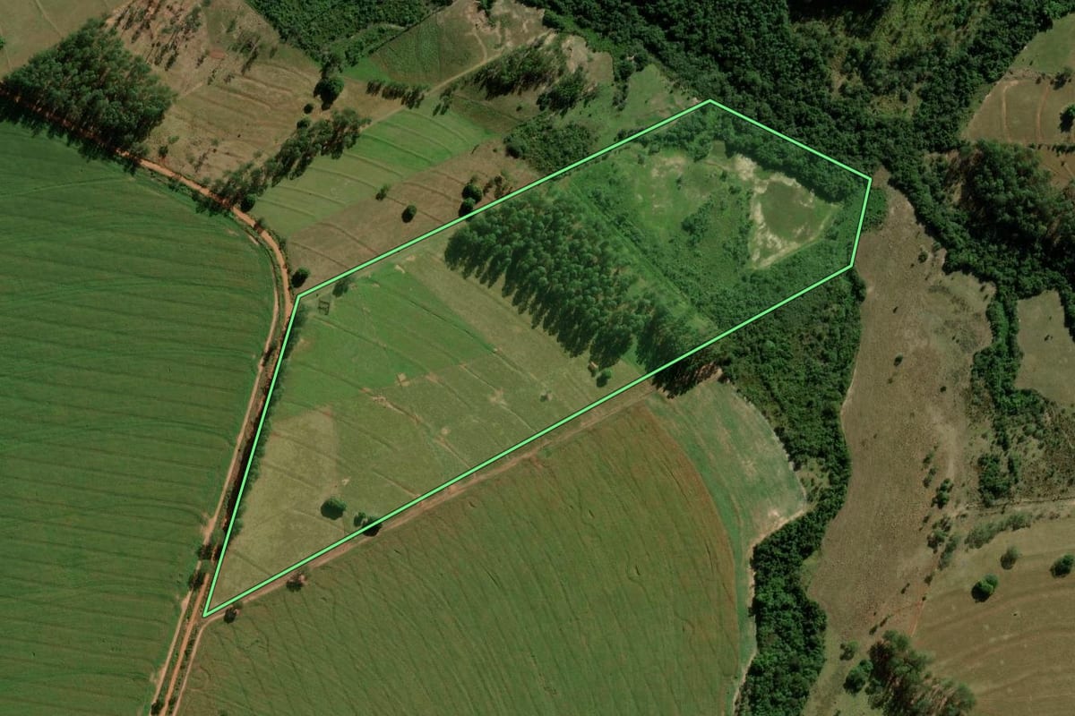 Imagem de satélite do imóvel rural em Altônia (PR), com o contorno declarado no CAR desenhado por cima.