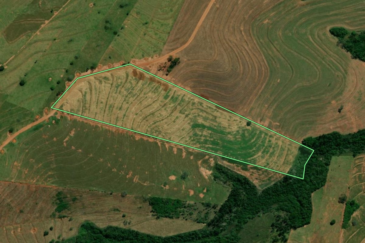 Imagem de satélite do imóvel rural em Altônia (PR), com o contorno declarado no CAR desenhado por cima.