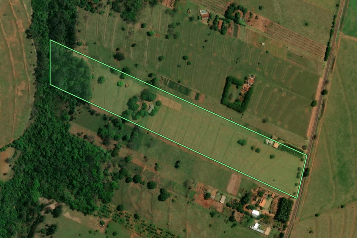 Imagem de satélite do imóvel rural em Altônia (PR), com o contorno declarado no CAR desenhado por cima.
