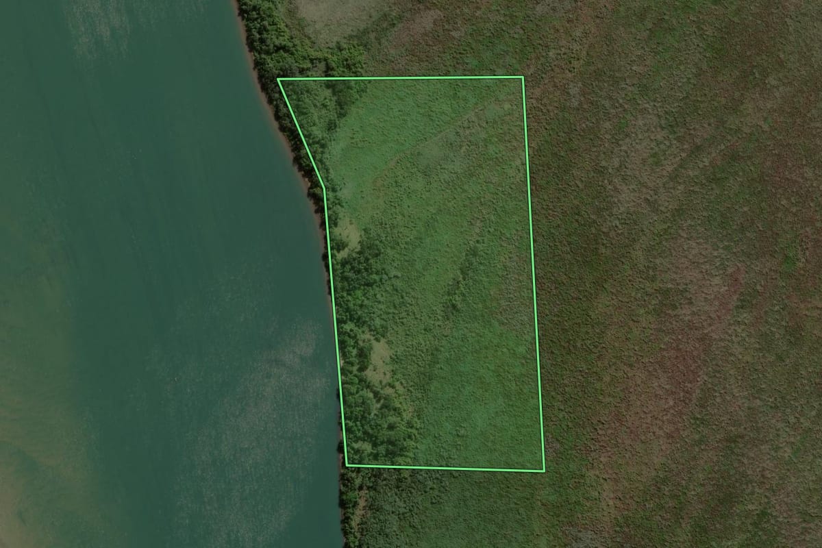 Imagem de satélite do imóvel rural em Altônia (PR), com o contorno declarado no CAR desenhado por cima.
