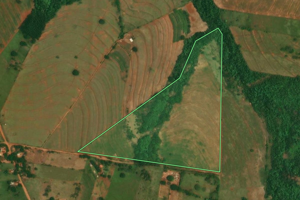 Imagem de satélite do imóvel rural em Altônia (PR), com o contorno declarado no CAR desenhado por cima.