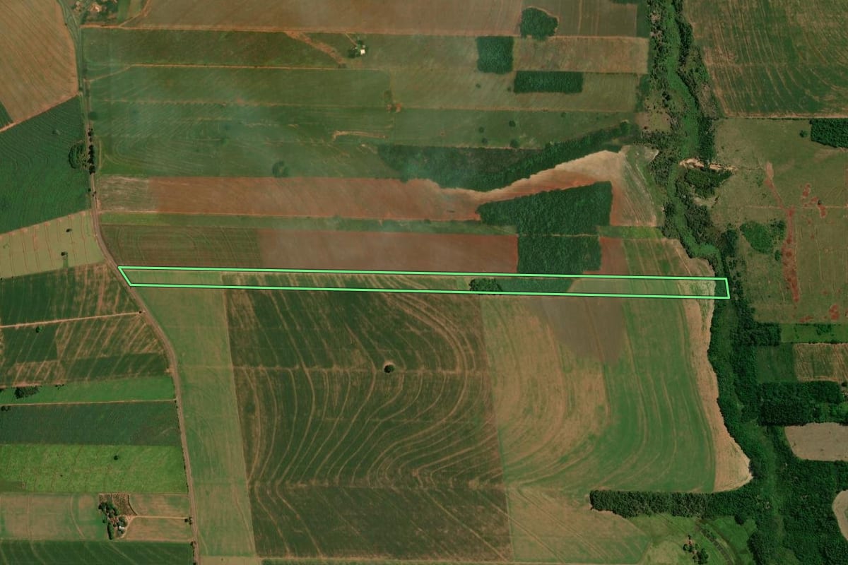 Imagem de satélite do imóvel rural em Altônia (PR), com o contorno declarado no CAR desenhado por cima.