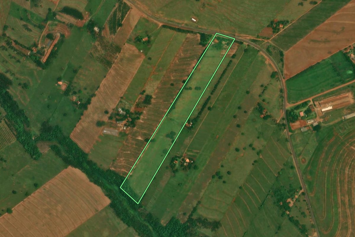 Imagem de satélite do imóvel rural em Altônia (PR), com o contorno declarado no CAR desenhado por cima.