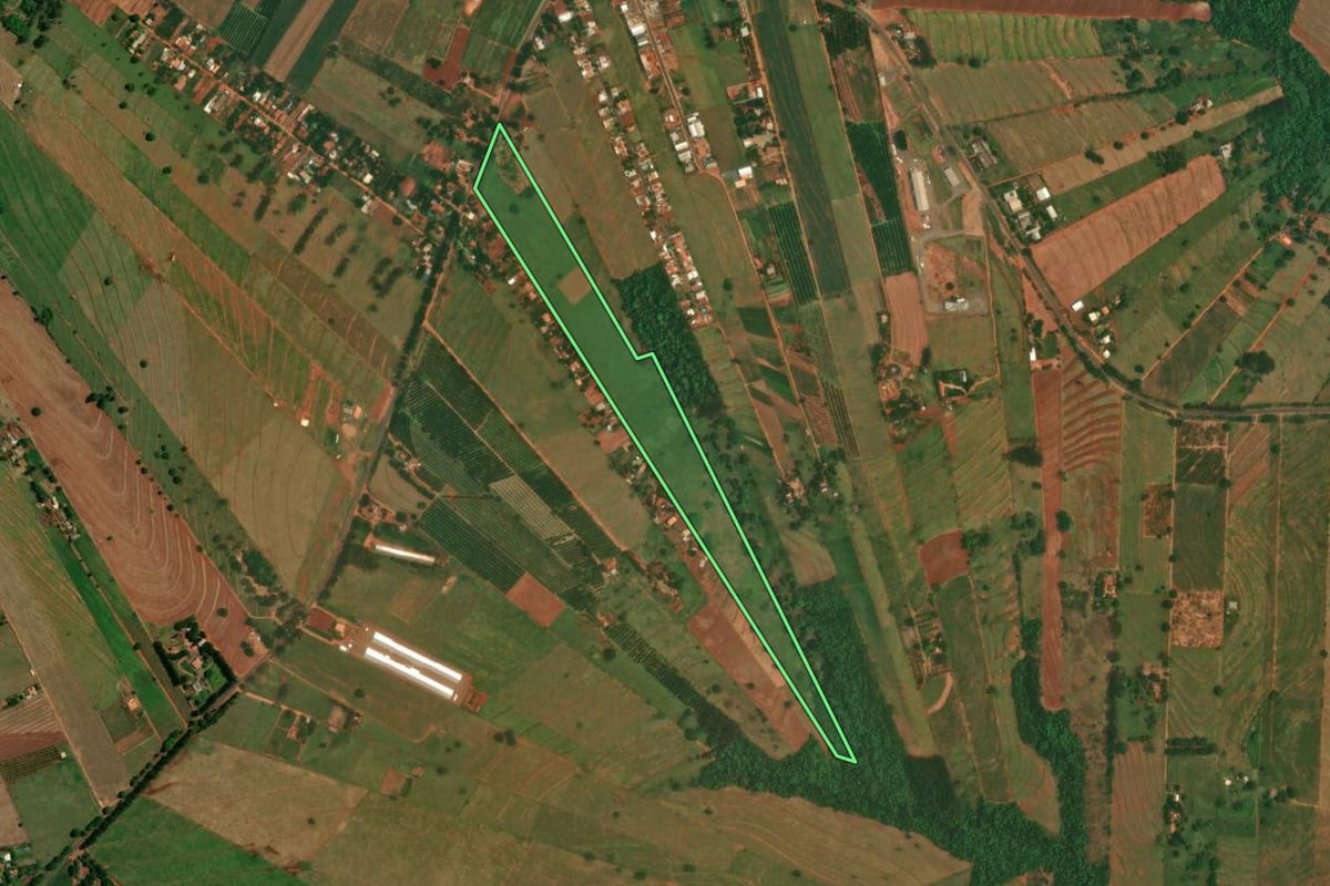 Imagem de satélite do imóvel rural em Altônia (PR), com o contorno declarado no CAR desenhado por cima.