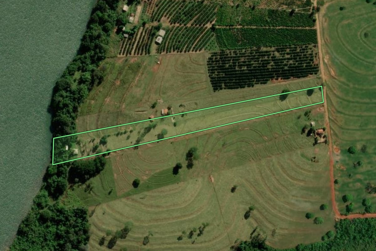 Imagem de satélite do imóvel rural em Altônia (PR), com o contorno declarado no CAR desenhado por cima.