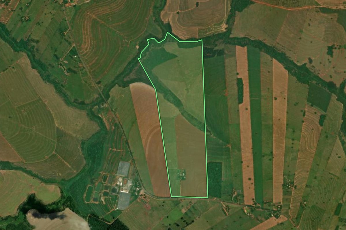 Imagem de satélite do imóvel rural em Altônia (PR), com o contorno declarado no CAR desenhado por cima.