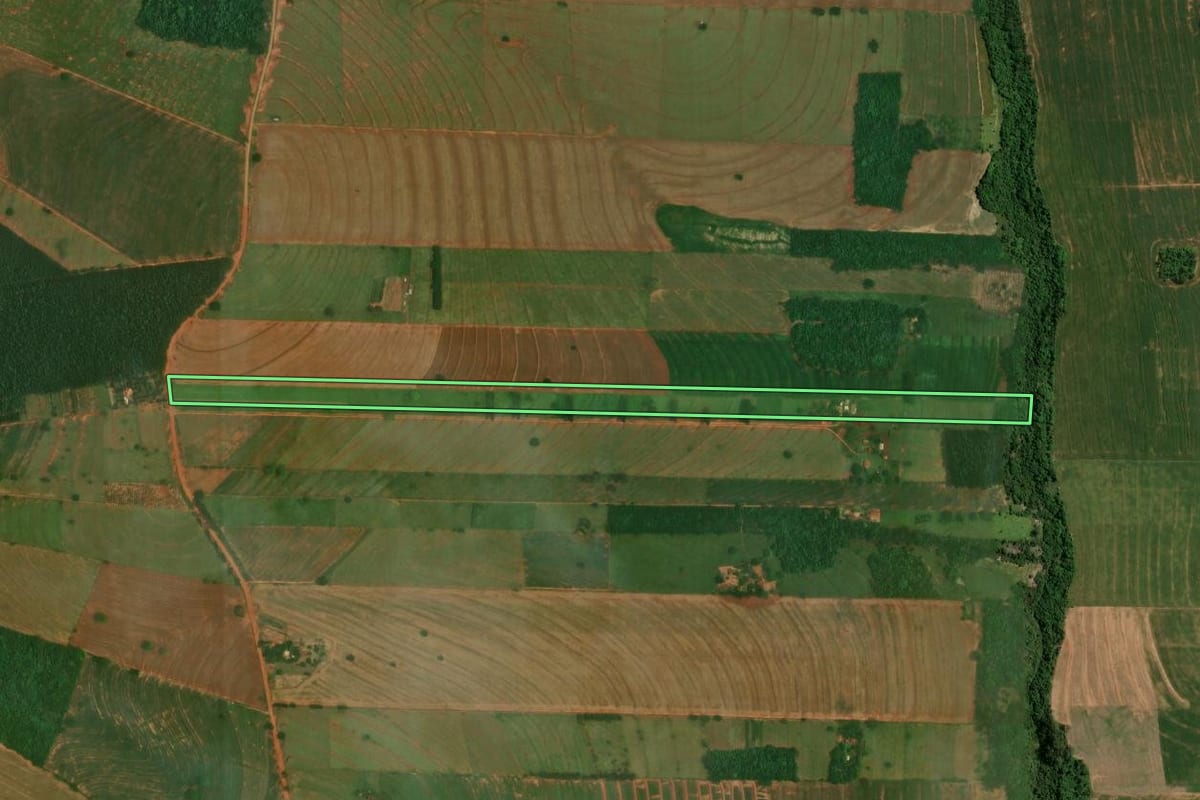 Imagem de satélite do imóvel rural em Altônia (PR), com o contorno declarado no CAR desenhado por cima.