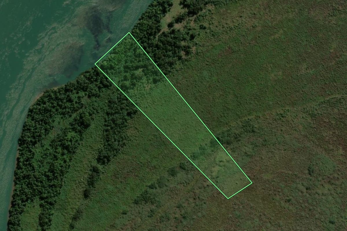 Imagem de satélite do imóvel rural em Altônia (PR), com o contorno declarado no CAR desenhado por cima.