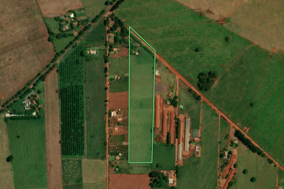 Imagem de satélite do imóvel rural em Altônia (PR), com o contorno declarado no CAR desenhado por cima.