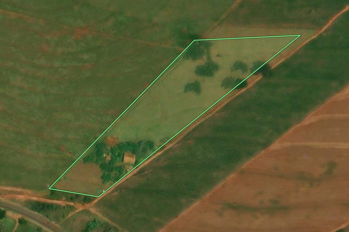 Imagem de satélite do imóvel rural em Altônia (PR), com o contorno declarado no CAR desenhado por cima.