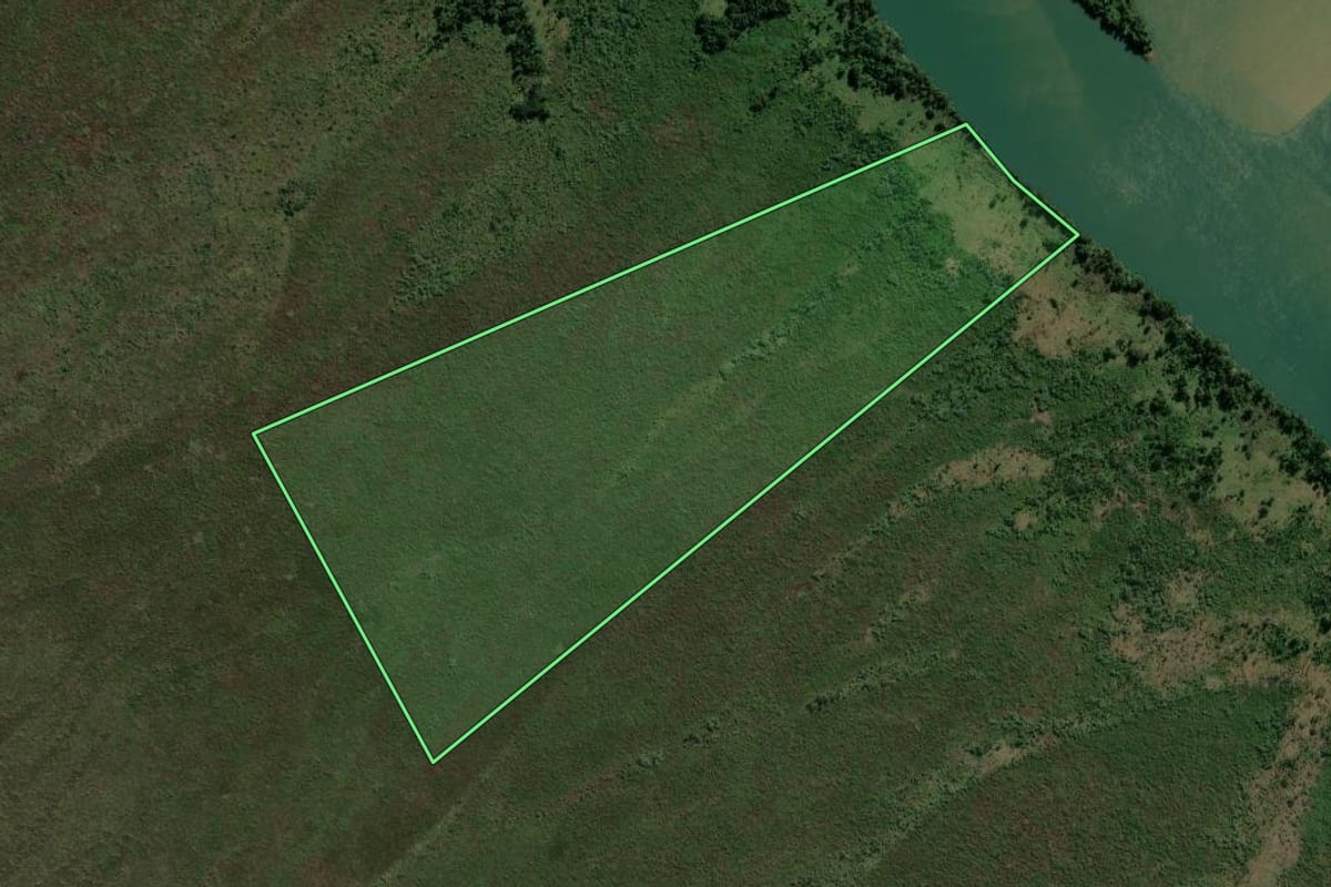 Imagem de satélite do imóvel rural em Altônia (PR), com o contorno declarado no CAR desenhado por cima.