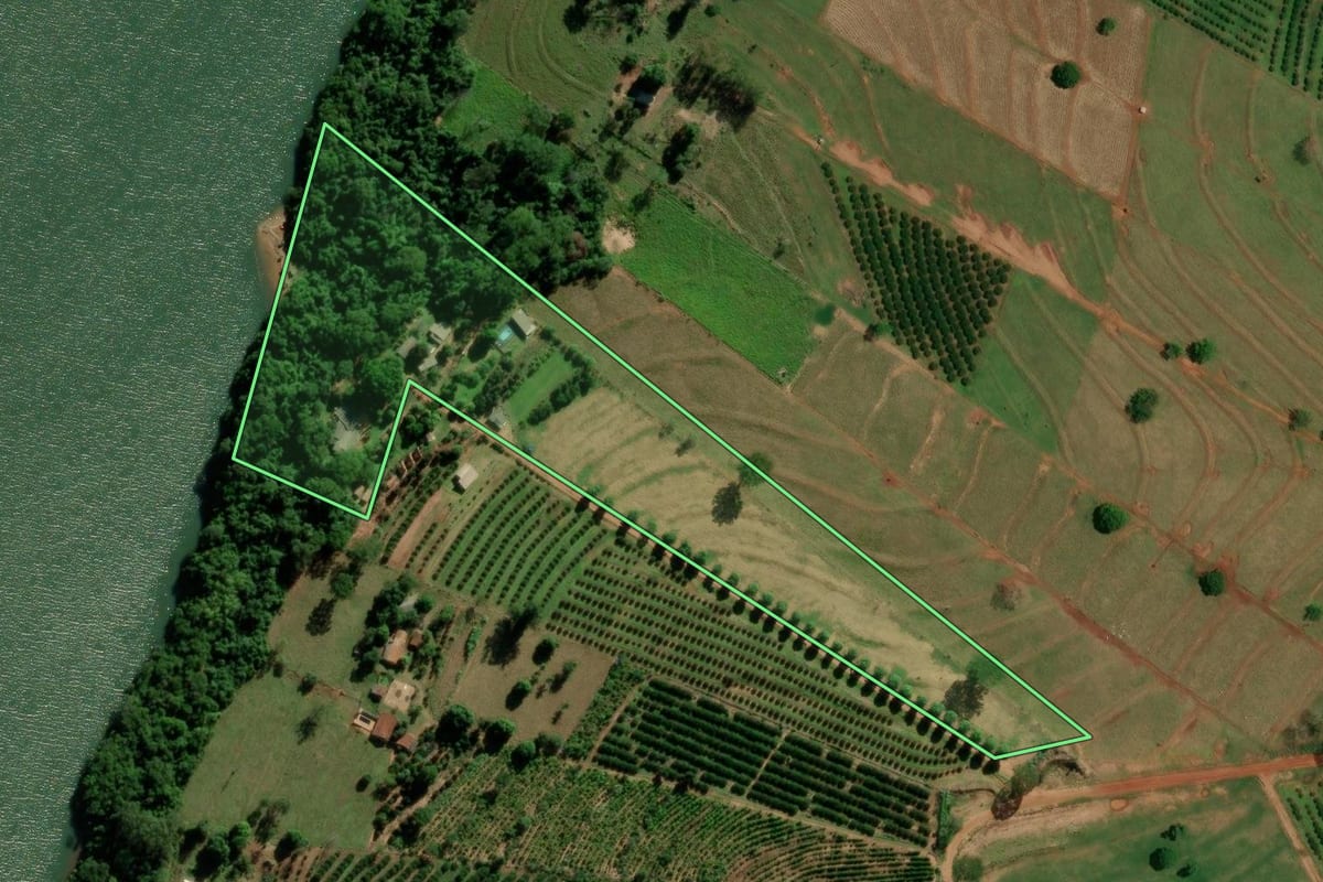 Imagem de satélite do imóvel rural em Altônia (PR), com o contorno declarado no CAR desenhado por cima.