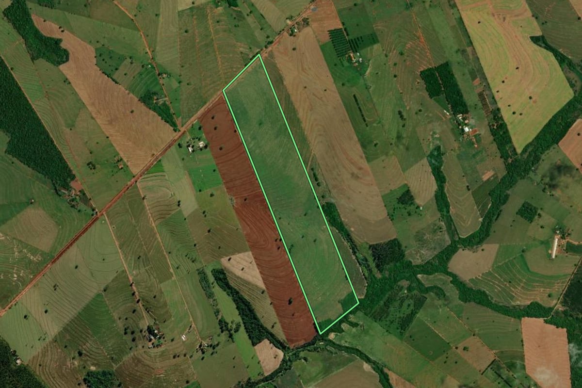 Imagem de satélite do imóvel rural em Altônia (PR), com o contorno declarado no CAR desenhado por cima.