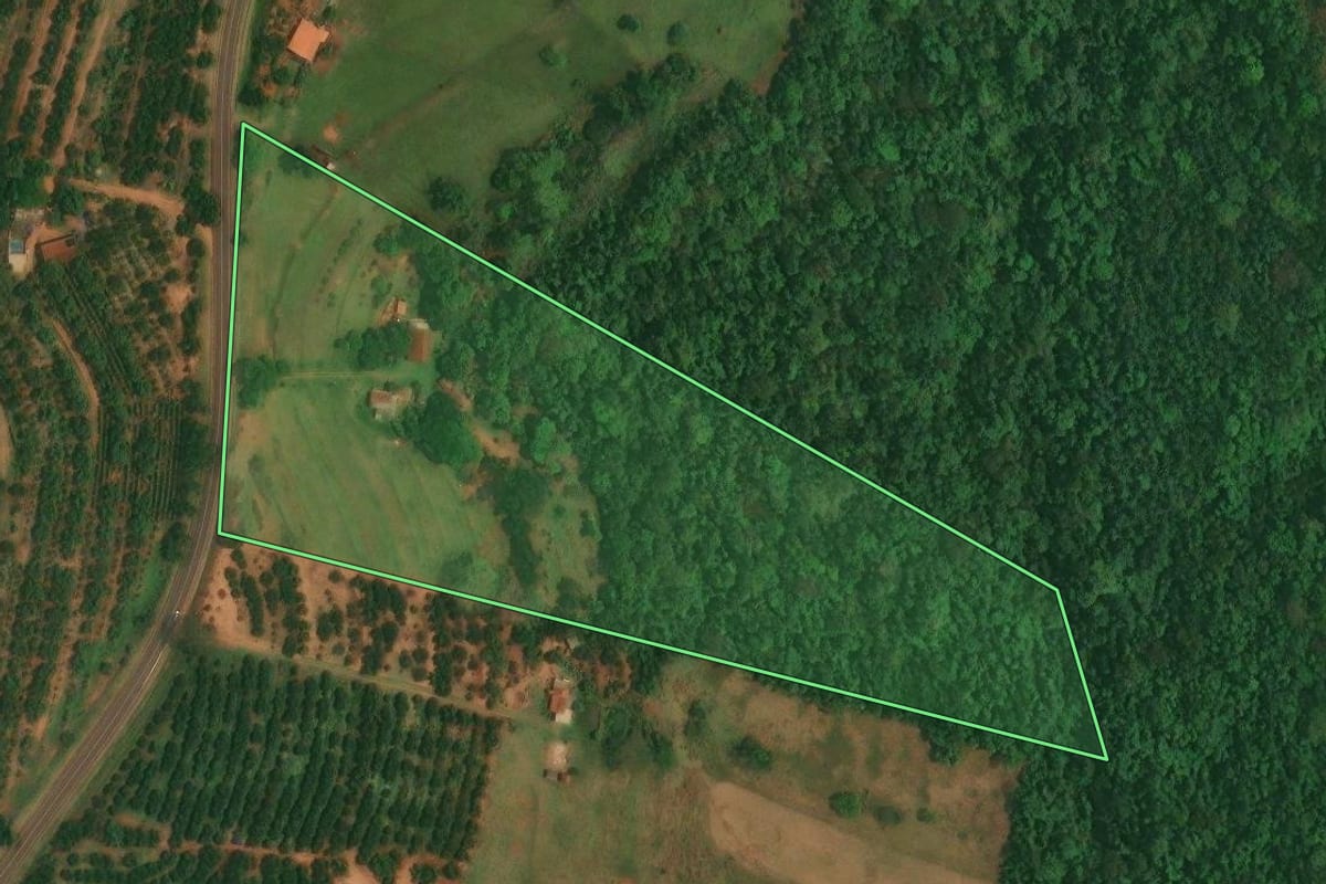 Imagem de satélite do imóvel rural em Altônia (PR), com o contorno declarado no CAR desenhado por cima.