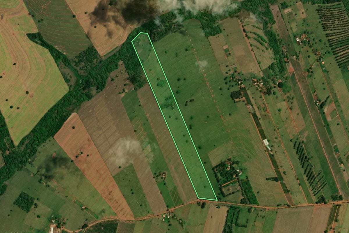 Imagem de satélite do imóvel rural em Altônia (PR), com o contorno declarado no CAR desenhado por cima.