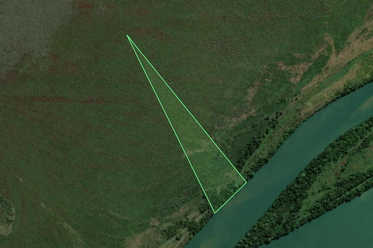 Imagem de satélite do imóvel rural em Altônia (PR), com o contorno declarado no CAR desenhado por cima.