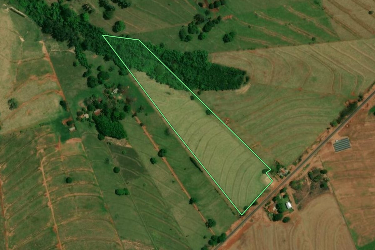 Imagem de satélite do imóvel rural em Altônia (PR), com o contorno declarado no CAR desenhado por cima.